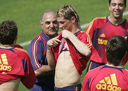 Torres, con la camiseta levantada ante la sonrisa de Xavi y Sáez.