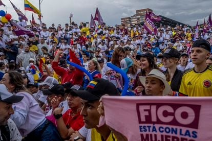 Cientos de personas asisten a un acto de campaña del candidato a la presidencia de Colombia, Federico Gutiérrez, en Medellín.