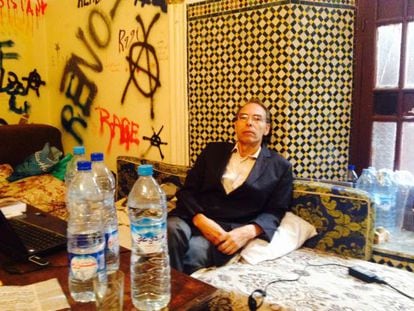 Maati Monyib, durante la huelga de hambre que mantuvo en Rabat en 2015, en la que denunciaba estar siendo acosado por el Estado.
