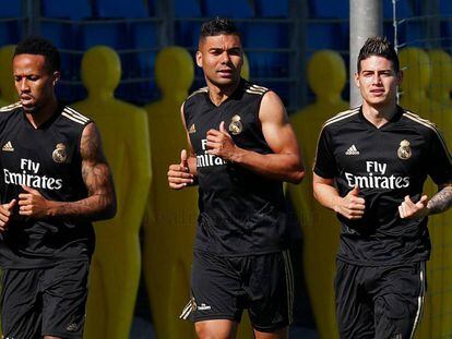 James (d), junto a Casemiro (c) y Militao, en el entrenamiento de este lunes.