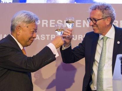 El presidente del BAII, Jin Liqun, brinda con el ministro de Finanzas luxemburgués, Pierre Gramegna, ayer en Luxemburgo.