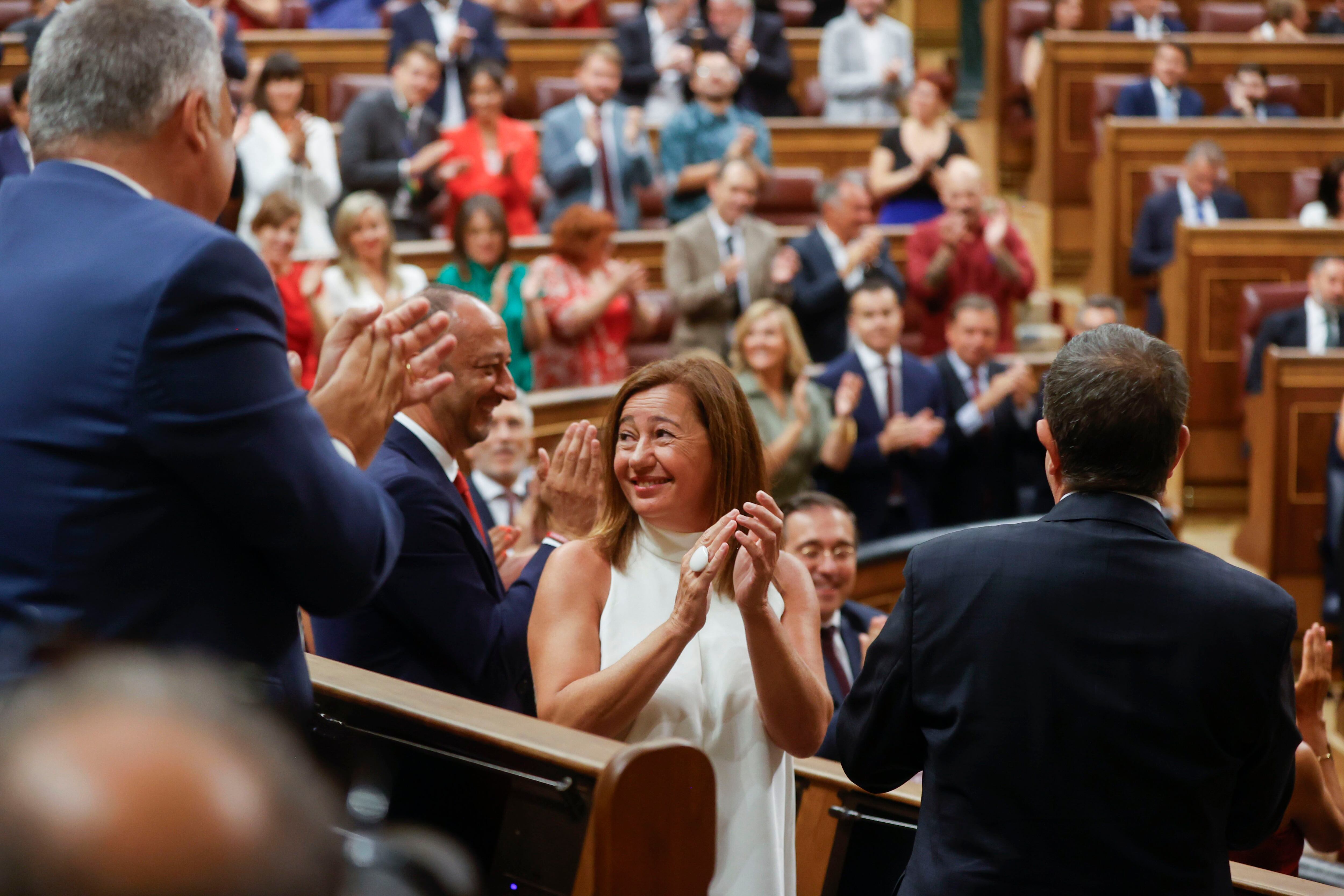 Francina Armengol recibe los aplausos de la bancada socialista tras ser elegida nueva presidenta del Congreso. 
