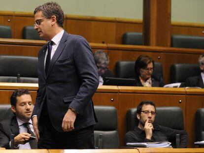 Antonio Basagoiti pasa por delante de sus compañeros parlamentarios del PP, en el pleno.