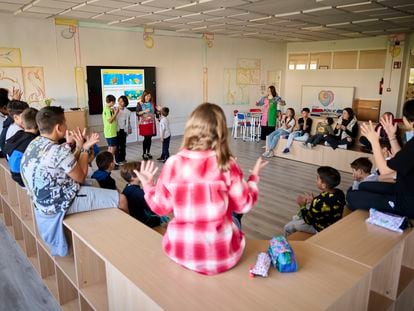 Niños de primaria ayudan a los de infantil a hacer varias actividades en el CPEIP San Adrián Alfonso X El Sabio de San Adrián.