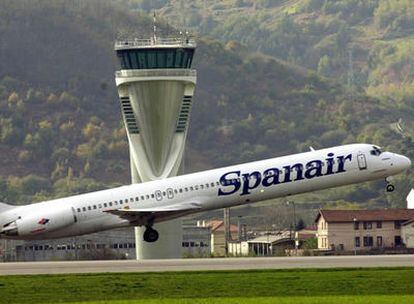 Un avión de Spanair, despegando del aeropuerto de Bilbao