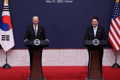 El presidente de EE. UU., Joe Biden (izquierda), y el de Corea del Sur, Yoon Suk-yeol, durante su rueda de prensa en Seúl este sábado