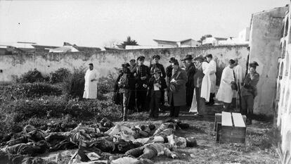Muertos en el levantamiento campesino de Casas Viejas, en el cementerio de la localidad gaditana en enero de 1933.
