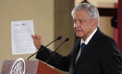 López Obrador presenta la carta en la que asegura que no va a reelegirse.