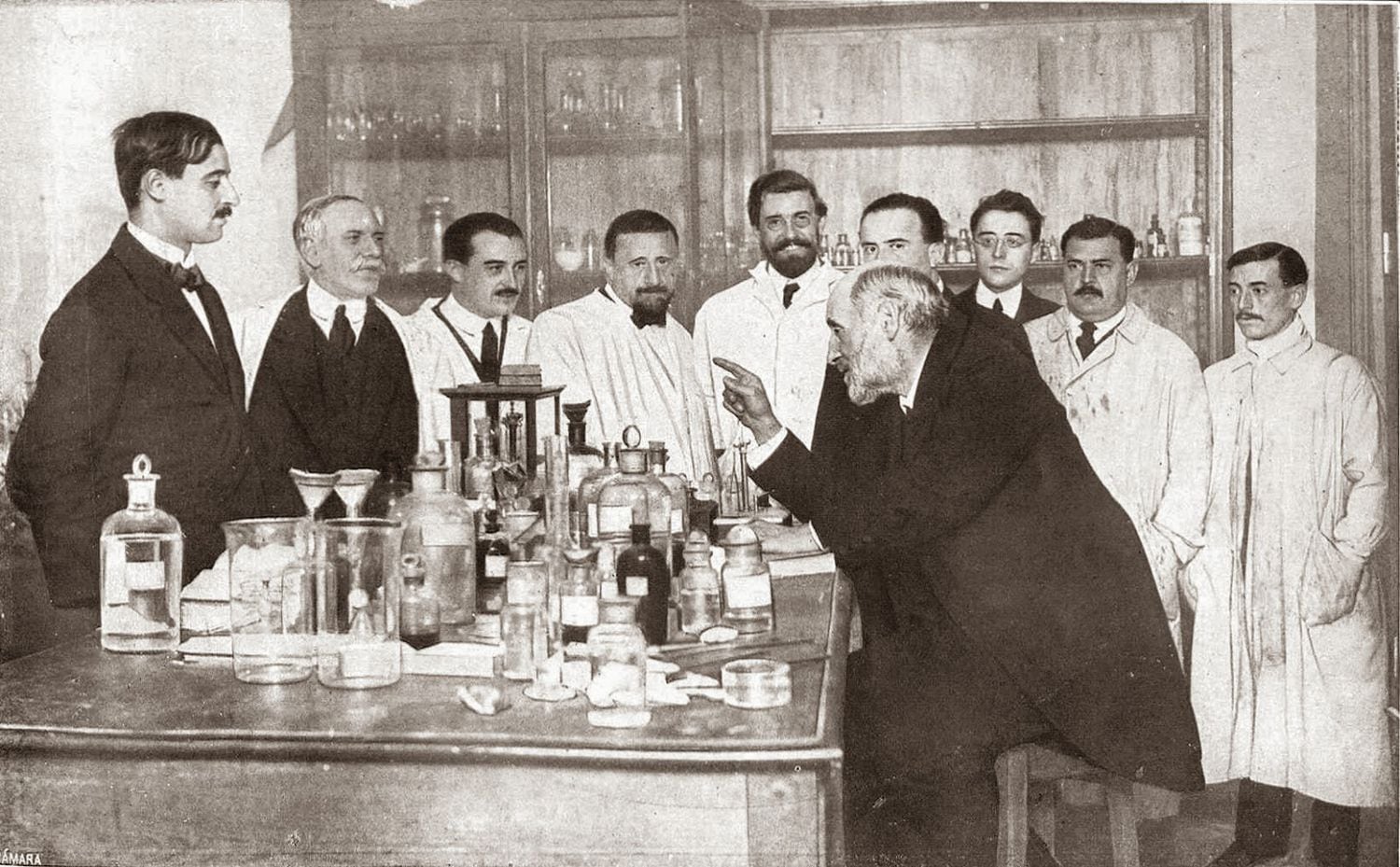Domingo Sánchez (segundo por la izquierda) y otros discípulos escuchan a Santiago Ramón y Cajal en su laboratorio de Madrid, en 1915.
