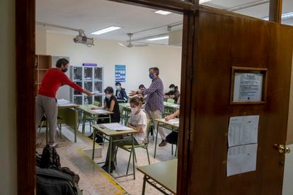 Los alumnos de Bachillerato Internacional del Colegio Internacional San Francisco de Paula, en Sevilla, esperan a realizar el examen de Literatura.