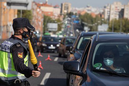 Un control policial en la A5, durante el estado de alarma en Madrid.