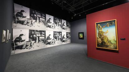 Una de las 48 fotografías que muestran a Dalí pintando, junto con la obra surrealista 'La memoria de la mujer-niña', de 1929.