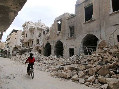 Un ni&ntilde;o monta en bicicleta, este jueves en Alepo (Siria).