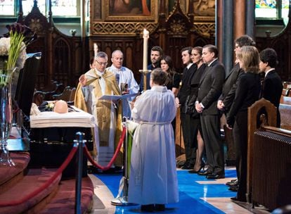 La cantante canadiense Celine Dion, en el velatorio de su esposo, Rene Angelil, celebrado el jueves en la Basílica de Notre-Dame en Montreal.
