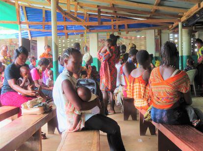 Un grupo de madres y niños esperando en un centro de salud de Tonkoli, al norte de Sierra Leona, uno de los distritos donde se lleva a cabo el proyecto MULTIPLY.
