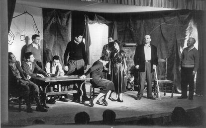 Representación de la primera versión de Antígona, de 1958, con un jovencísimo Josep Maria Flotats, de pie, tras la mesa.