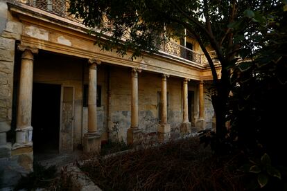 La balaustrada, el pórtico y el patio de Villa Guardamangia, en Pieta, Malta, en julio de 2020.