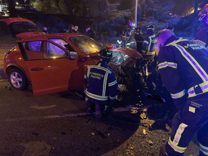 Los servicios de emergencias atienden a los heridos tras un choque frontal provocado por un vehículo kamikaze, este sábado en Madrid.