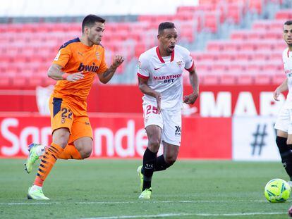 Fernando da el pase de gol del Sevilla a En-Nesyri.