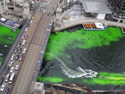 Vista del río Chicago teñido de verde para celebrar el Día de San Patricio.