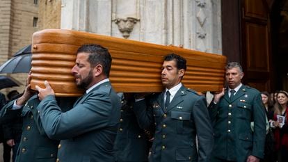 Compañeros del guardia civil Miguel Ángel Gómez sacaban a hombros su féretro esta mañana, tras la ceremonia religiosa celebrada en la catedral de Cádiz.