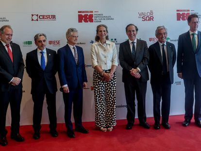 La infanta Elena posa a su llegada con algunos de los asistentes y galardonados en los Premios Empresariales del Sur de España, este martes en Madrid.