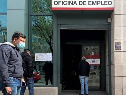 Varias personas esperan en las inmediaciones de una oficina del SEPE de la Comunidad de Madrid.