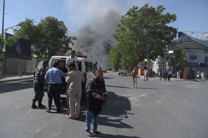 Una mujer herida mira alrededor después de recibir los primeros auxilios tras la explosión. La Embajada española en Kabul ha comunicado este miércoles que ni su personal español ni sus trabajadores locales han resultado afectados por el atentado.