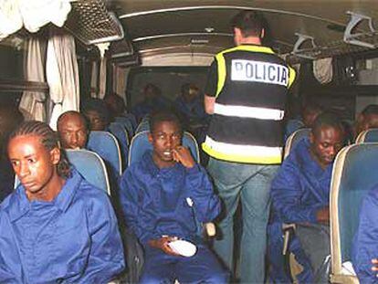Algunos de los africanos hallados en el <i>Conakry,</i> en un autobús que los trasladó a un centro de internamiento.