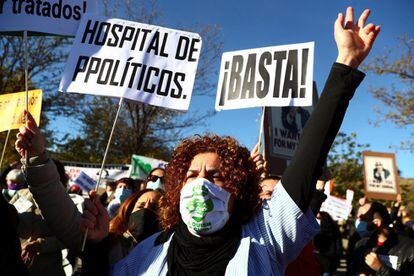 La Asociación Madrileña de Enfermería (AME), Juntas por la Pública, Summat y el sindicato Movimiento Asambleario de Trabajadoras y Trabajadores de la Salud (MATS) se han concentración a las puertas del hospital Zendal para decir: "¡Basta al negocio de la salud".