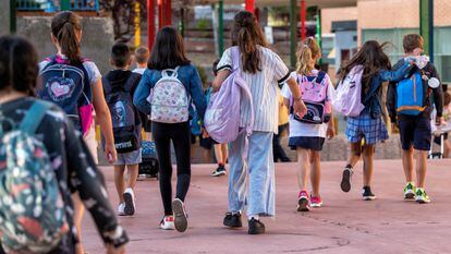 Un grupo de niños acude a su primer día del curso escolar 2022-23 en el colegio Hernán Cortés de Madrid.