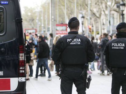 Una pareja de Mossos d'Esquadra en Barcelona.