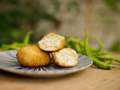 Croqueta de vinagrillos, del Bar Fausto, con piparras, aceitunas y pepinillos.