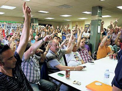 Trabajadores del sector del autom&oacute;vil votando durante una asamblea.