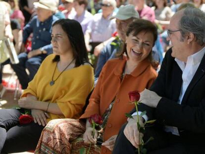 La vicepresidenta Carmen Calvo junto con el candidato del PSOE a la Comunidad de Madrid, Ángel Gabilondo.