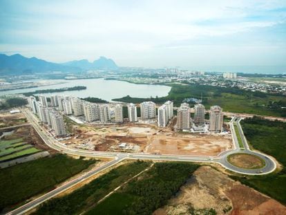 Obras de construcción de la villa olímpica, a un año de la apertura de los Juegos de Río 2016.