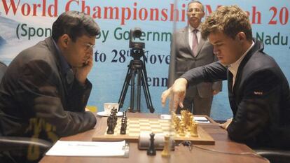Anand observa el movimiento del aspirante al título mundial, Carlsen
