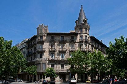 Fachada principal del edificio modernista Casa Burés de Barcelona.