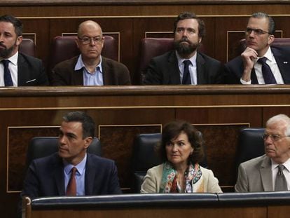 Parte de los escaños del Congreso, con Pedro Sánchez en primer término (a la izquierda) y Santiago Abascal detrás de él. En vídeo, Pedro Sánchez saluda a Santiago Abascal.