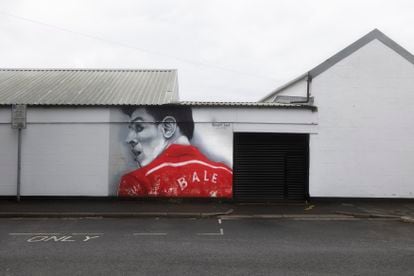 Mural con la imagen de Gareth Bale en Whitchurh, el barrio de Cardiff donde se crio el futbolista.  