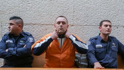 Roman Zadorov, en el centro, durante una audiencia de su juicio en el Tribunal Supremo, en Jerusalén, en diciembre de 2015.