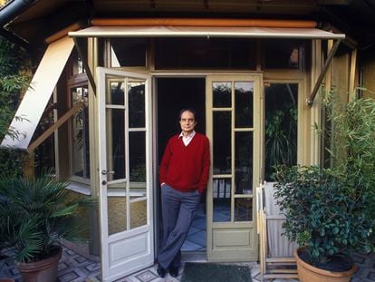L'escriptor Italo Calvino a la seva casa de Roma, el desembre de 1984.