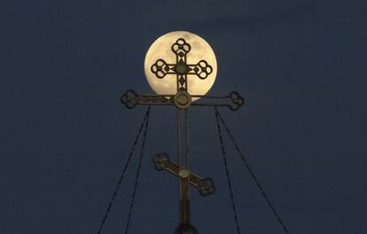 La superluna tras la cruz de la Catedral de San Nicolás en Crimea. 