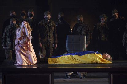El equipo artístico de El ocaso de los dioses, de Wagner, envolvió en su última actuación el cadáver de Siegfried en la bandera de Ucrania, un simbólico homenaje a las víctimas de la guerra en este país.