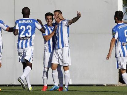 Alberto Mart&iacute;n recibe la felicitaci&oacute;n de sus compa&ntilde;eros tras marcar el primer gol del encuentro en el campo del Legan&eacute;s. 
