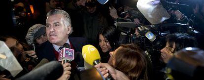 El extesorero del PP Luis Bárcenas a su llegada a su casa después de salir de la cárcel Soto del Real (Madrid).