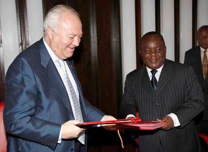 El ministro Miguel Ángel Moratinos saluda a su homólogo congoleño, Antipas Mbusa Nyanmisi.