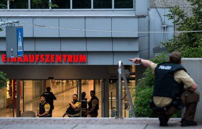 Els agents de policia responen a un tiroteig en el centre comercial Olympia a la ciutat alemanya de Munic.