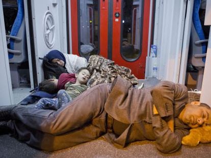 Una familia de migrantes duerme en un tren en la estaci&oacute;n de Beli Manastir, cerca de la frontera de Croacia con Hungr&iacute;a.