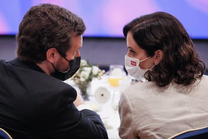 Isabel Díaz Ayuso y Pablo Casado, en un desayuno informativo el pasado junio.
